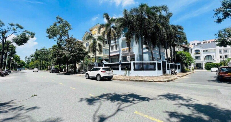 vi tri nha toa lac tren goc duong pham thai buong 810x430 - Bán nhà Khu biệt thự Phú Mỹ Hưng căn góc đường Phạm Thái Bường giá rẻ