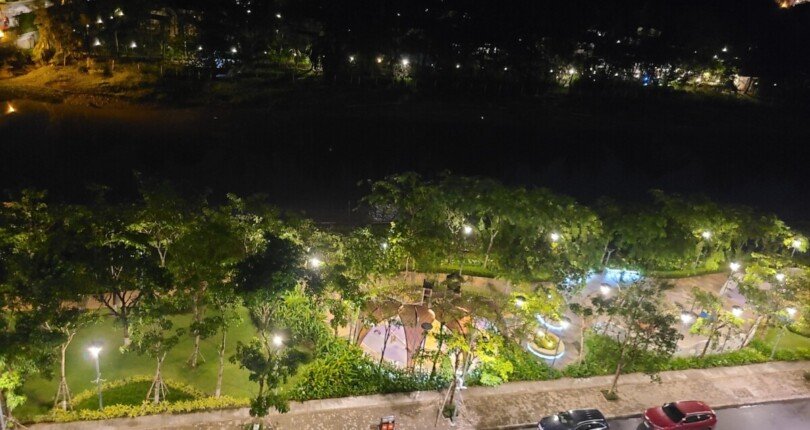 view nhin tu ban cong can ho 1 810x430 - Chủ nhà kẹt tiền gửi bán gấp căn hộ Midtown m5, căn góc, 135m2, giá 8,5 tỷ