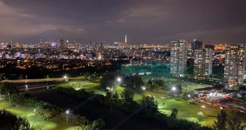 view phong khach can ho ban dem 810x430 - Bán gấp căn hộ Happy Valley, block H căn 01, Khu R18, lầu cao, view trực diện sông giá 5,550 tỷ