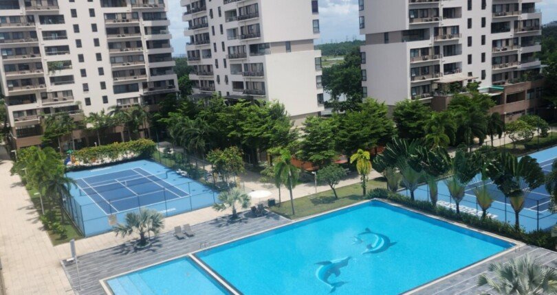 ban cong phong khach nhin ho boi noi khu va san tennis 810x430 - Mua bán căn hộ Panorama Phú Mỹ Hưng T8/2023 giá rẻ