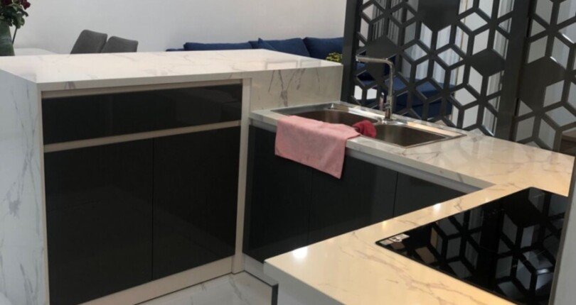 bep can ho can ban 2 810x430 - Cần bán căn hộ chung cư Scenic Valley 2, 77m2, tầng cao, giá 3.990 tỷ, nội thất đầy đủ.