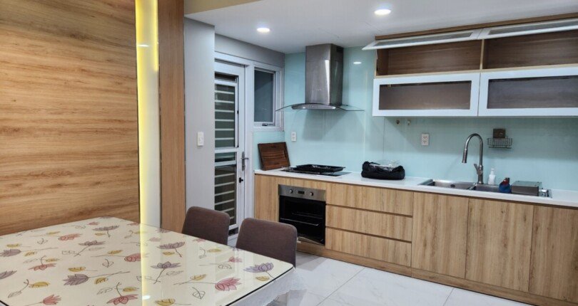 bep can ho cho thue 1 810x430 - Cho thuê căn hộ chung cư Happy Valley , 101m2, 03pn, giá 1.200usd/tháng, nhà đang trống, view sông, thoáng, mát.