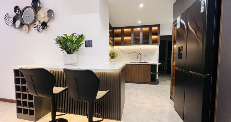 can canh khong gian bep rong rai 810x430 - Mua bán căn hộ Chung cư Mỹ Phát, Quận 7 T8/2023