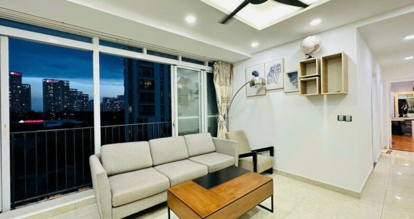can canh phong khach can ho ban 810x430 - Bán gấp căn hộ Star Hill, 3 phòng ngủ, view hồ bơi, đầy đủ nội thất, giá 4,650 tỷ có ô xe