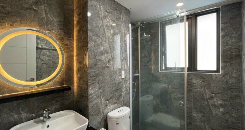 can ho co 2 toilet day du thiet bi nhu hinh 4 810x430 - Mua bán căn hộ Chung cư Nam Phúc, căn góc view công viên, giá 8,4 tỷ