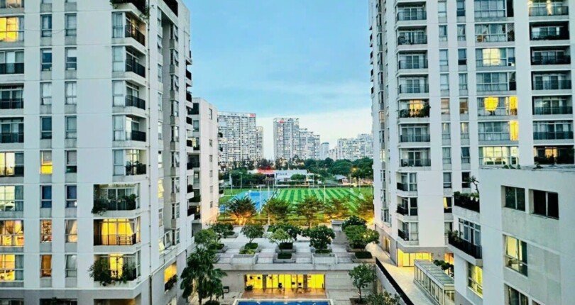 can ho co view truc dien ho boi noi khu 810x430 - Bán gấp căn hộ Star Hill, 3 phòng ngủ, view hồ bơi, đầy đủ nội thất, giá 4,650 tỷ có ô xe