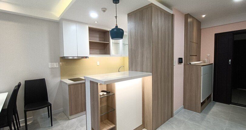 hinh anh bep can ho cho thue 810x430 - Cho thuê căn hộ chung cư Scenic Valley 1, 80m2, giá 1000usd/tháng, nhà đang trống , xem nhà dễ.