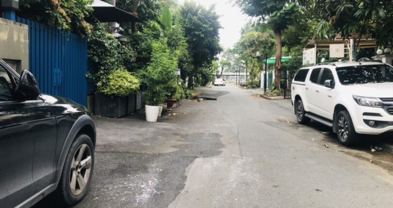 hinh anh duong truoc nha biet thu ban 810x430 - Bán gấp biệt thự Phú Mỹ Hưng, 240m2, giá 50 tỷ