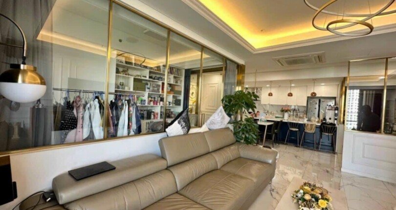 hinh anh phong khach can ho ban 2 810x430 - Định cư nước ngoài , giảm giá căn hộ chung cư Scenic Valley 1, 133m2, chỉ 8.5 tỷ, nội thất cao cấp.