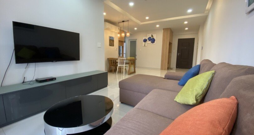 hinh anh phong khach can ho can ban 810x430 - Chủ nhà gửi bán căn hộ chung cư Scenic Valley 1, 77m2, căn góc, tầng trung, giá 4.2 tỷ, view khu vui chơi.
