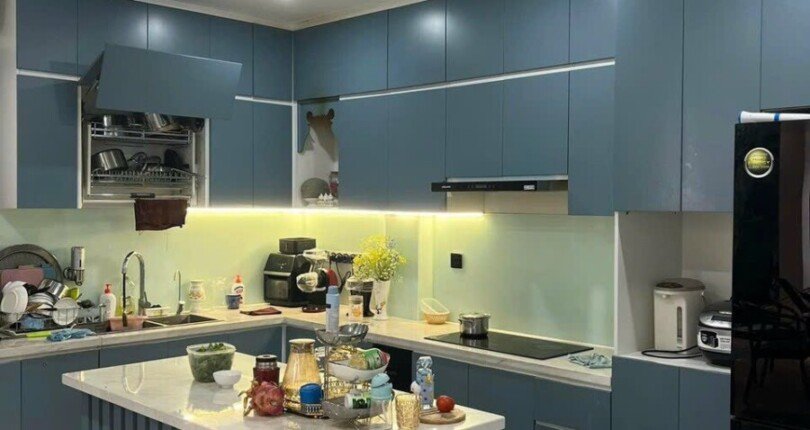 khong gian bep sang trong 810x430 - Mua bán nhà Biệt thự KDC Làng Đại Học Nhà Bè 250m2 giá 29,5 tỷ