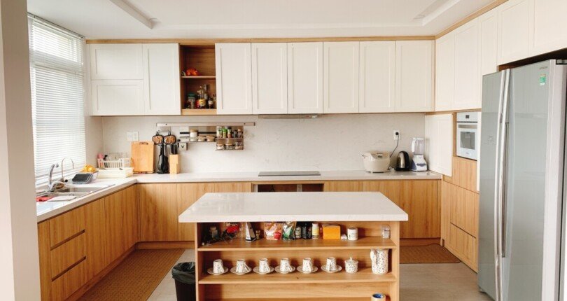 khong gian bep trong penthouse can ban 810x430 - Bán gấp Penthouse Green View Phú Mỹ Hưng, diện tích 437,67m2, giá 25 tỷ