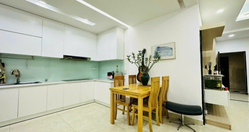 khong gian bep va phong an 2 810x430 - Bán gấp căn hộ Star Hill, 3 phòng ngủ, view hồ bơi, đầy đủ nội thất, giá 4,650 tỷ có ô xe