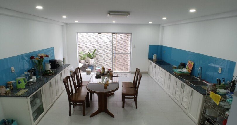 khong gian bep va phong an rong rai 810x430 - Mua bán nhà phố Khu dân cư Sadeco Phước Kiển Nhà bè, giá 15 tỷ