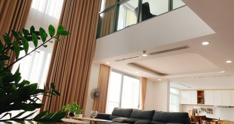 khong gian phong khach sang trong 810x430 - Bán gấp Penthouse Green View Phú Mỹ Hưng, diện tích 437,67m2, giá 25 tỷ