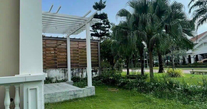 nha dat ban co san vuon rong rai 810x430 - Bán gấp biệt thự Chateau Phú Mỹ Hưng, diện tích 296,4m2 giá 115 tỷ