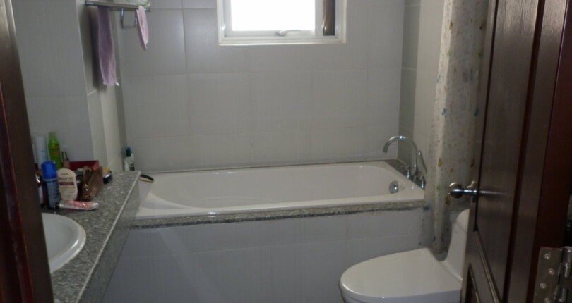 nha tam trong can ho can ban 810x430 - Bán gấp căn hộ Riverside Residence block A view sông giá rẻ