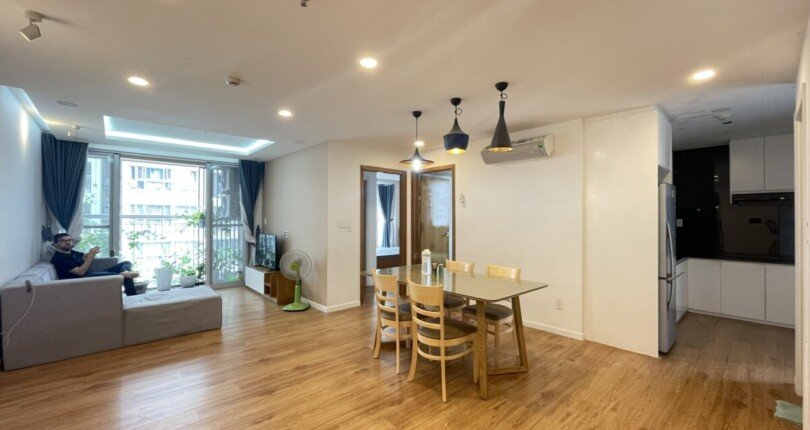 phong khach can ho can ban 810x430 - Bán căn hộ 77m2, chung cư Scenic Valley 1, giá 4.2 tỷ, nhà đang có hợp đồng thuê ổn định.