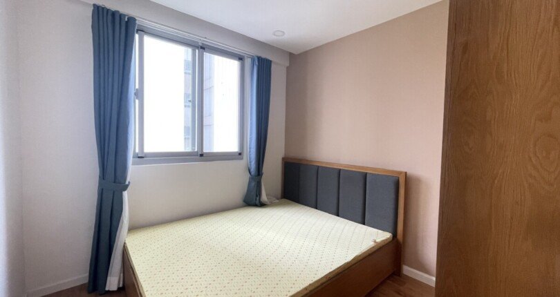 phong ngu can ho can ban 810x430 - Bán căn hộ 77m2, chung cư Scenic Valley 1, giá 4.2 tỷ, nhà đang có hợp đồng thuê ổn định.