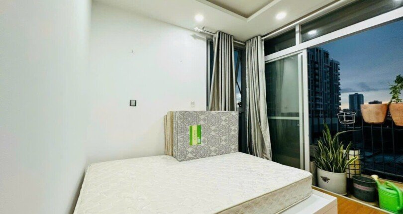 phong ngu nho thoang mat 810x430 - Bán gấp căn hộ Star Hill, 3 phòng ngủ, view hồ bơi, đầy đủ nội thất, giá 4,650 tỷ có ô xe