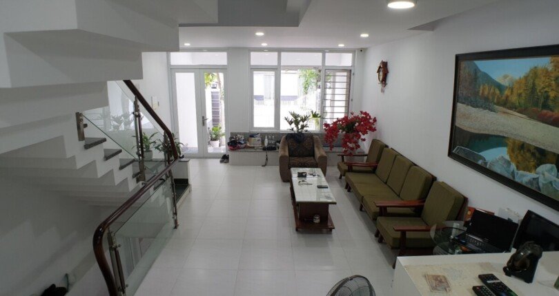 toan can phong khach nha pho can ban 810x430 - Mua bán nhà phố Khu dân cư Sadeco Phước Kiển Nhà bè, giá 15 tỷ