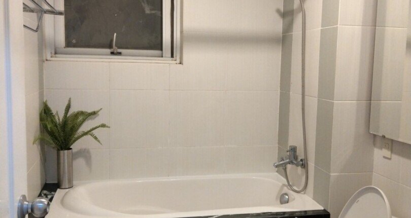 toilet phong ngu master co bon tam nam 810x430 - Bán căn hộ Chung cư Riverside Residence Block A giá 4,450 tỷ