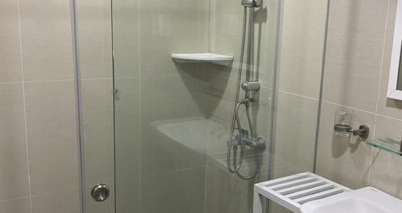 toilet trang bi day du 810x430 - Cho thuê Penthouse Sky Garden 2, 324m2, 4 phòng ngủ lớn, giá 30tr/tháng