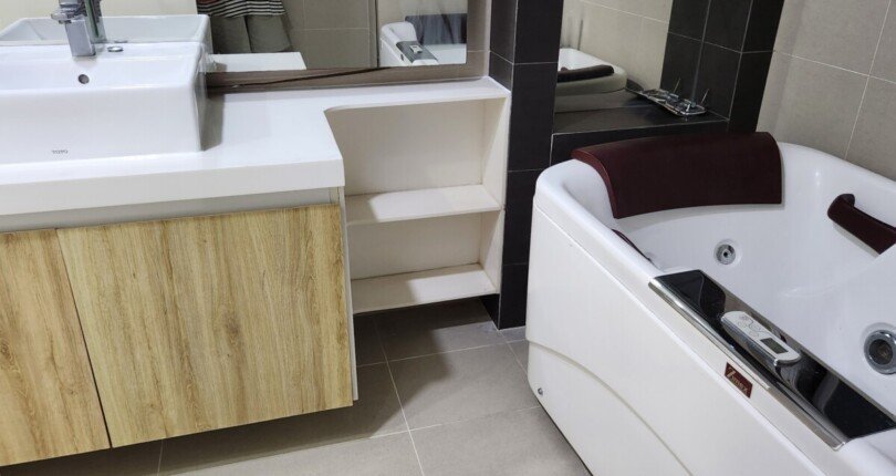 tolet can ho cho thue 810x430 - Cho thuê căn hộ chung cư Happy Valley , 101m2, 03pn, giá 1.200usd/tháng, nhà đang trống, view sông, thoáng, mát.