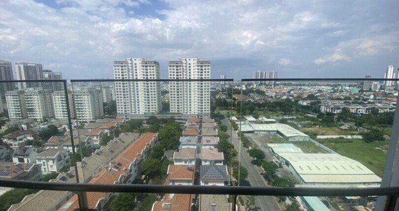 view nhin tu ban cong can ho ban 810x430 - Bán gấp trong tháng căn hộ Antonia, 76m2, lầu 15, view biệt thự, giá 6,250 tỷ