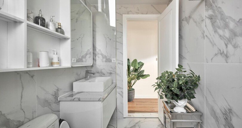 z4625784371901 9ac5fbcf91e0c92bd9262a4c16ce7630 810x430 - Cần bán căn hộ cao cấp Riverpark Premier Phú Mỹ Hưng, Quận 7. Dt 133m2, 3PN 2WC nhà đẹp, lầu cao, view hồ bơi và sông. Bán giá 12,5 tỷ