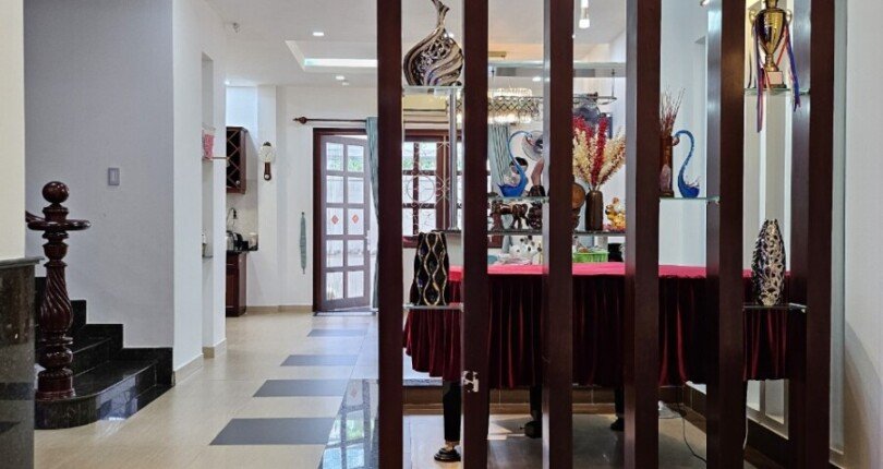 A32D0EEF 2B92 4240 9BC4 D8744D3E41DE 810x430 - Biệt thự Phú Mỹ Hưng cần cho thuê Nhà đầy đủ nội thất cao cấp, sân đậu xe 2 chiếc, 5 phòng ngủ lớn Vị trí: đường nội Khu Nam Thông, PMH, Q7 Giá cho thuê: 1900$