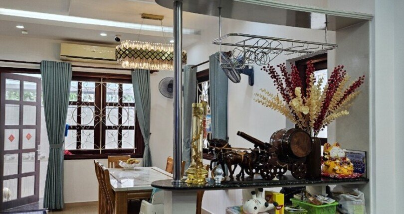 E84EC928 1CCF 44C5 AA3D 326AD86F96C6 810x430 - Biệt thự Phú Mỹ Hưng cần cho thuê Nhà đầy đủ nội thất cao cấp, sân đậu xe 2 chiếc, 5 phòng ngủ lớn Vị trí: đường nội Khu Nam Thông, PMH, Q7 Giá cho thuê: 1900$