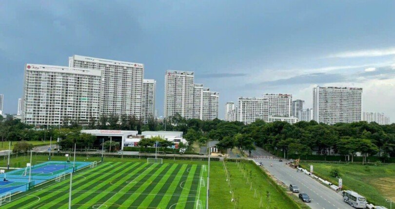 ban cong can ho nhin truc dien san bong da mini 810x430 - Mua bán căn hộ Chung cư Star Hill Quận 7 T9/2023 giá rẻ