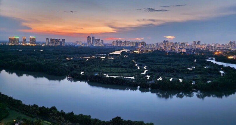 ban cong phong khach truc dien song 810x430 - Bán gấp căn hộ Riverside Residence Phú Mỹ Hưng t9/2023