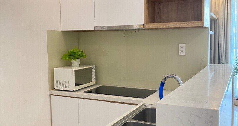 bep can ho ban 7 810x430 - Bán căn hộ chung cư Scenic Valley 1, 02pn, view hồ bơi, giá 4 tỷ, nội thất đầy đủ, nhà có hợp đồng thuê.