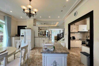 can-canh-bep-rong-rai-trong-nha-dat-can-ban