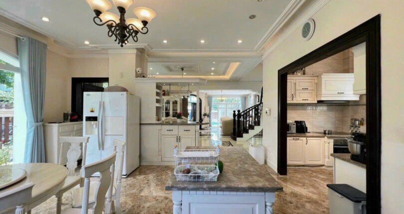 can canh bep rong rai trong nha dat can ban 810x430 - Mua bán nhà đất Khu Nam Thông 2, Phú Mỹ Hưng T10/2023 giá rẻ