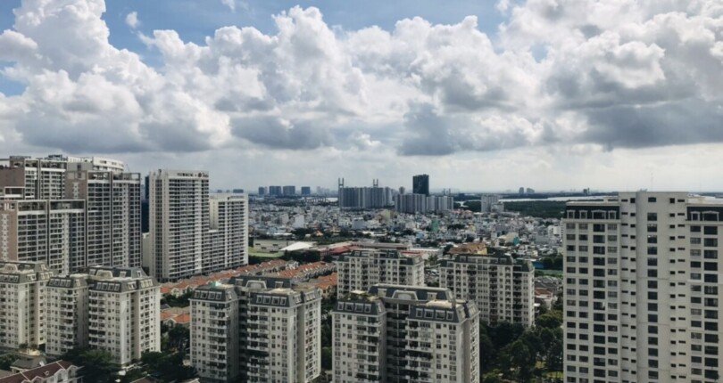 can ho lau cao view thoang mat quanh nam 810x430 - Bán gấp căn hộ The Antonia 3 phòng ngủ, căn góc, tầng cao, view biệt thự