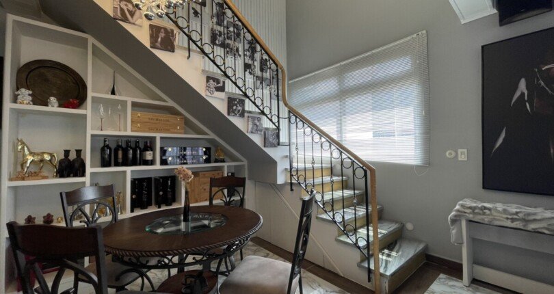 cau thang bo len tang 2 cua penthouse 810x430 - Chính chủ bán gấp Penthouse Star Hill nội thất cao cấp diện tích 242m2 giá 16 tỷ