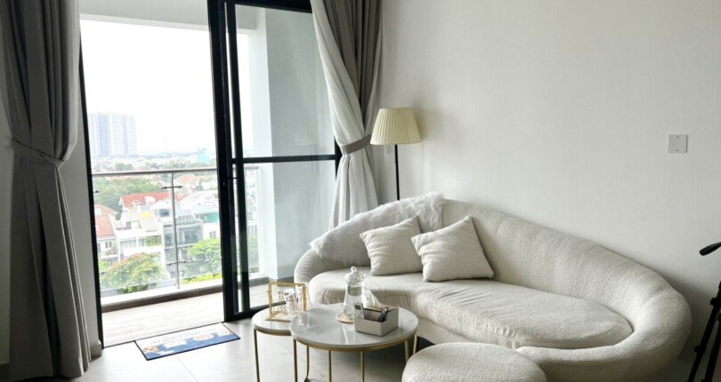 hinh anh phong khach can ho ban 1 810x430 - Cần bán gấp căn hộ chung cư Hưng Phúc Premier, 69m2, 02pn, giá 4.2 tỷ, nội thất đầy đủ.