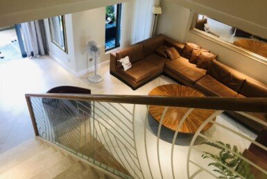 hinh-anh-phong-khach-nhin-tu-cau-thang-bo