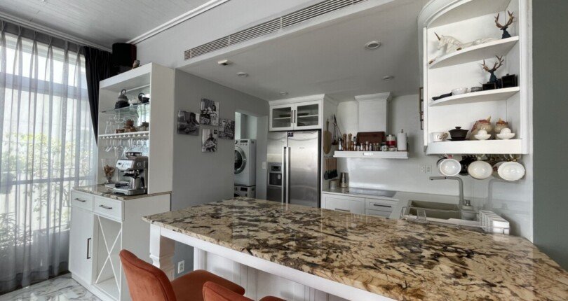 khong gian phong bep 810x430 - Chính chủ bán gấp Penthouse Star Hill nội thất cao cấp diện tích 242m2 giá 16 tỷ