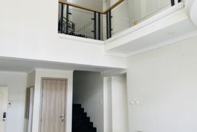 khong-gian-phong-khach-penthouse-ban