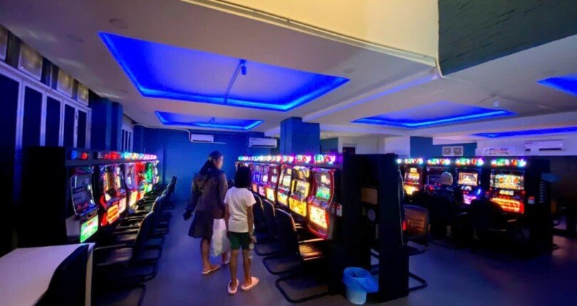 phong game thu gian trong khach san 810x430 - Mua bán khách sạn Paradise Phú Mỹ Hưng Quận 7 T9/2023 giá rẻ - khách sạn Kiến Vàng cũ