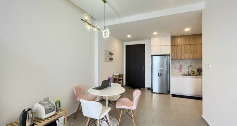 phong khach can ho ban 9 810x430 - Cần bán gấp căn hộ chung cư Hưng Phúc Premier, 69m2, 02pn, giá 4.2 tỷ, nội thất đầy đủ.