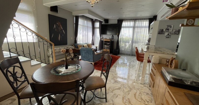 phong khach va phong an tang 1 810x430 - Chính chủ bán gấp Penthouse Star Hill nội thất cao cấp diện tích 242m2 giá 16 tỷ