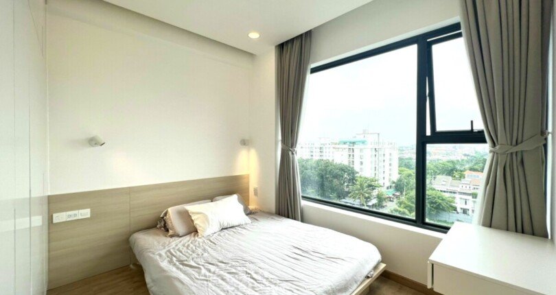 phong ngu can ho ban 4 810x430 - Cần bán gấp căn hộ chung cư Hưng Phúc Premier, 69m2, 02pn, giá 4.2 tỷ, nội thất đầy đủ.