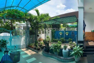 san-vuon-truoc-nha-dat-ban