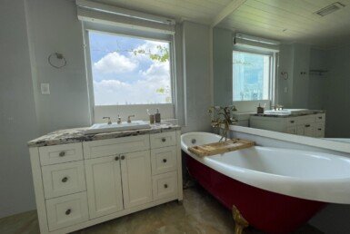 toilet-sang-trong-day-du-thiet-bi-noi-that