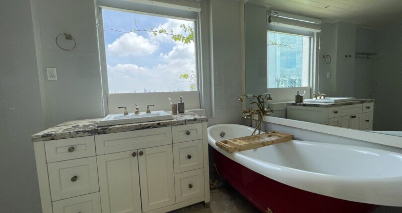 toilet sang trong day du thiet bi noi that 810x430 - Chính chủ bán gấp Penthouse Star Hill nội thất cao cấp diện tích 242m2 giá 16 tỷ